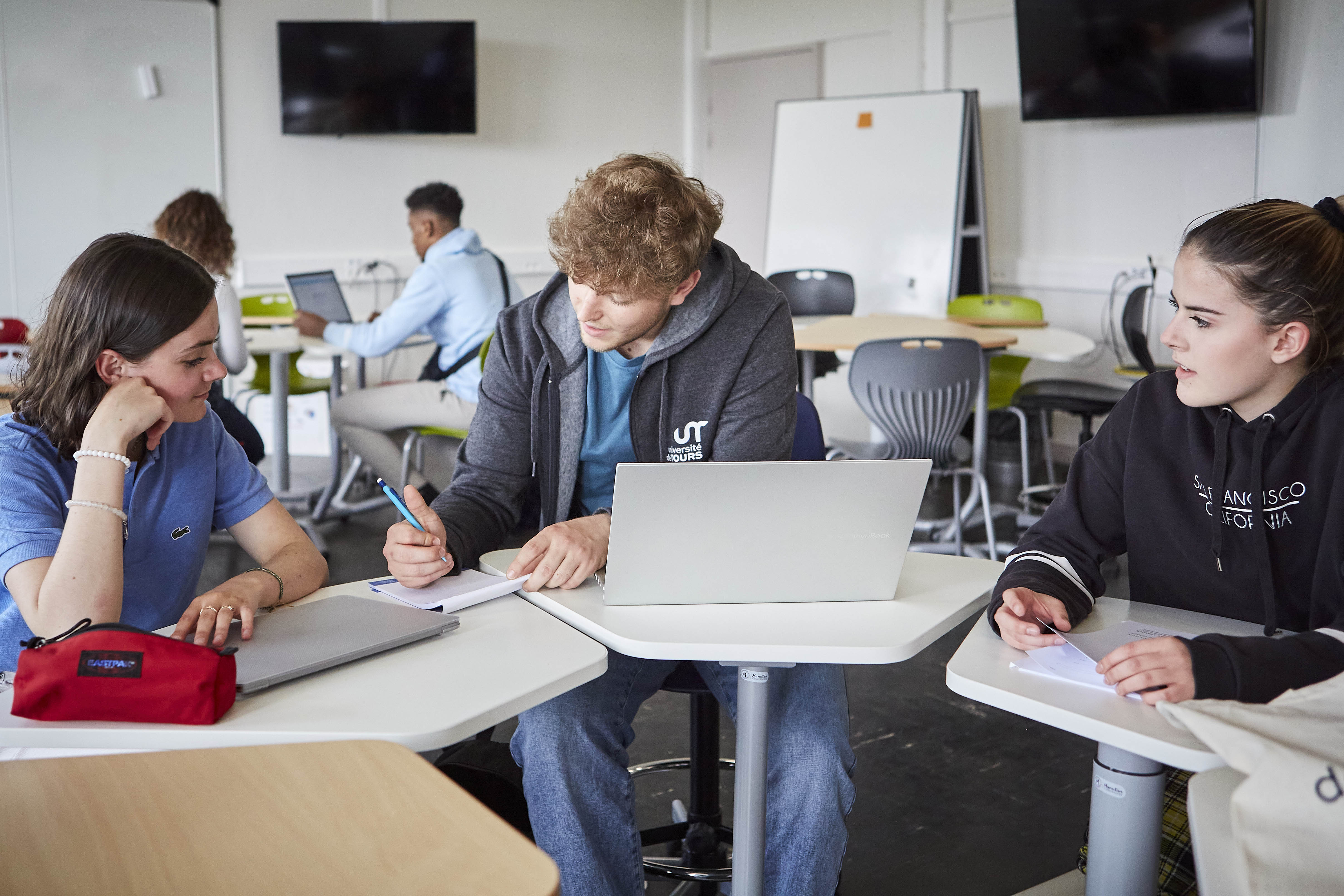 étudiants sur un ordinateur